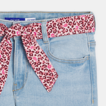 بنطلون جينز ضيق بحزام عليه...